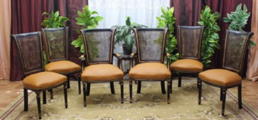 Chaise de style Louis Philippe en bois sculpté avec dossier rideau haut