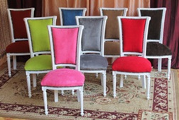 Chaise Louis Philippe raffinée en bois et tissu avec dossier rideau