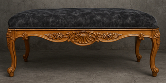 Bout de lit style baroque en velours tapissé Meubles Dobois