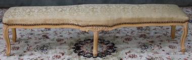 Banquette style Louis XV élégante tapissée LES MEUBLES DOBOIS