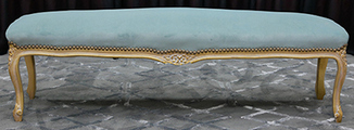 Bout de lit style Louis XV raffiné en bois sculpté LES MEUBLES DOBOIS