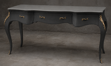 Bureau de style baroque avec ornements de bronze