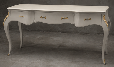 Bureau baroque laqué blanc crème avec bronzes dorés