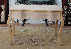 Bureau Louis XV baroque en bois brut, structure artisanale – Meubles Dobois