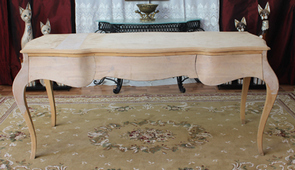 Bureau de style Louis XV en hêtre brut avec ornements sculptés – Meubles Dobois