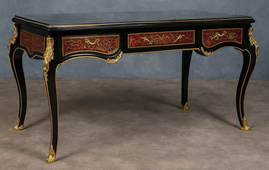 Bureau Boulle de style Louis XIV noir avec placage écaille et incrustations laiton – Meubles Dobois