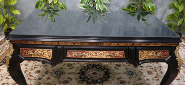 Bureau Boulle Louis XIV en placage d’ébène et incrustations de laiton, décor bronze – Meubles Dobois