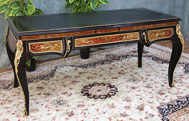 Bureau Boulle Louis XIV noir et blanc avec marqueterie contrastée et ornementation bronze – Meubles Dobois