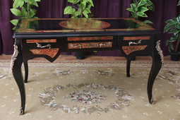 Bureau Boulle de style Louis XIV noir orné de bronzes dorés et décor classique – Meubles Dobois