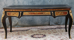 Bureau Boulle de style Louis XIV laqué noir avec incrustations dorées et bronze finement travaillé – Meubles Dobois