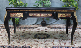 Bureau Boulle de style Louis XIV en bois noir avec marqueterie raffinée et bronze – Meubles Dobois
