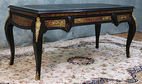 Bureau Boulle Louis XIV noir et or, marqueterie luxueuse et bronzes dorés – Meubles Dobois