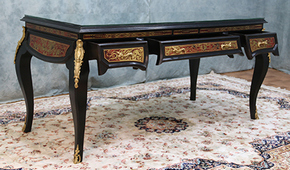 Bureau Boulle Louis XIV avec placage écaille et incrustations laiton, décor bronze – Meubles Dobois