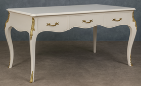 Bureau baroque Louis XV laqué blanc avec ornements dorés – Meubles Dobois