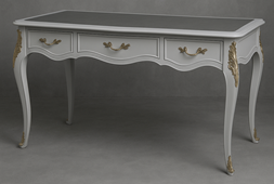 Bureau Louis XV baroque laqué gris clair avec décorations dorées – Meubles Dobois