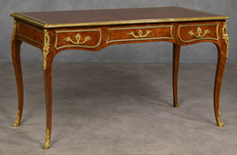 Bureau de style Louis XV en marqueterie loupe d’orme - Meubles Dobois