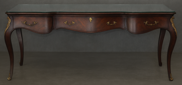 Bureau de style Louis XV en acajou massif avec bronzes dorés – Meubles Dobois