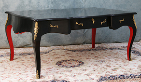 Bureau Louis XV en bois naturel avec marqueterie et bronzes – Meubles Dobois