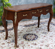 Petit bureau de style Louis XV en chêne foncé avec bronzes dorés – Meubles Dobois