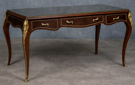 Bureau de style Louis XV en ébène noir avec décorations bronze – Meubles Dobois