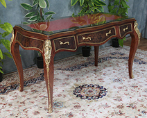 Bureau de style Louis XV baroque gris clair avec décorations en bronze – Meubles Dobois