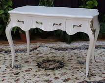 Petit bureau Louis XV en marqueterie fine avec ornements bronze – Meubles Dobois