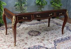 Bureau baroque Louis XV noir et rouge avec incrustations et bronzes dorés – Meubles Dobois