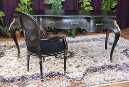 Bureau Louis XV avec plateau en cuir et ornements bronze – Meubles Dobois