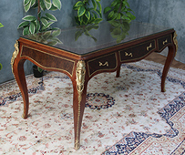 Bureau Louis XV Empire baroque laqué rouge avec ornements bronze – Meubles Dobois