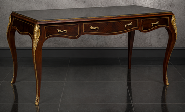 Bureau de style Louis XV en marqueterie et bronze