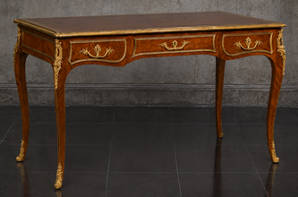 Bureau Louis XV en bois de rose et loupe d'orme