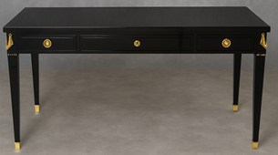 Bureau de style Louis XVI en bois laqué noir avec ornements en bronze doré – Meubles Dobois