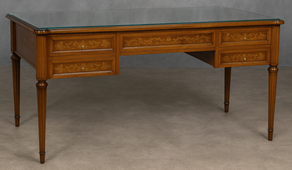 Bureau de style Louis XVI en marqueterie raffinée avec ornements bronze – Meubles Dobois