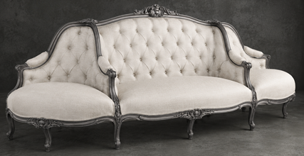 Banquette à Confident Style Louis XV en tissu ivoire capitonné et bois noir patiné - LES MEUBLES DOBOIS