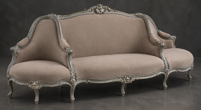 Canapé à Confident Style Louis XV en tissu beige taupe et bois argenté - LES MEUBLES DOBOIS