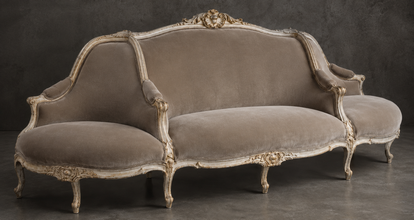 Banquette à Confident Style Louis XV en velours taupe et bois doré patiné - LES MEUBLES DOBOIS