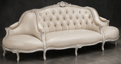 Banquette à Confident Style Louis XV en cuir ivoire capitonné et bois cérusé blanc - LES MEUBLES DOBOIS