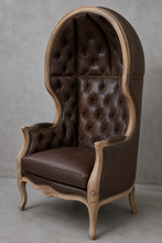 Fauteuil canapé carrosse style baroque Louis XV cuir marron capitonné avec bois naturel