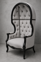 Fauteuil canapé carrosse style baroque Louis XV tissu gris capitonné avec bois noir