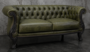 Canapé Chesterfield baroque 3 places en velours beige taupe et bois sculpté noyer - MEUBLES DOBOIS