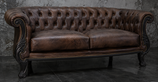 Canapé Chesterfield baroque 4 places en cuir noir capitonné et bois laqué noir - MEUBLES DOBOIS