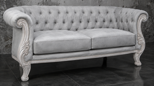 Canapé Chesterfield baroque 2 places en velours vert émeraude et bois noyer - MEUBLES DOBOIS