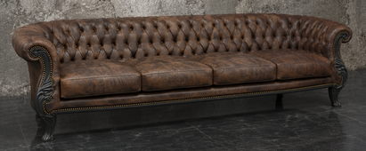 Canapé baroque Chesterfield 3 places en cuir camel et bois sculpté chêne miel - MEUBLES DOBOIS