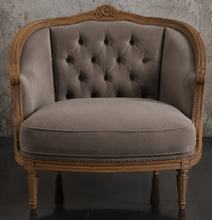 Canapé nid d'ange baroque style Louis XVI vue rapprochée - Les Meubles Dobois