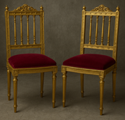 Chaise classique à colonnettes style Louis XVI avec dossier sculpté