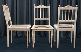 Chaise de style Louis XVI à colonnettes en bois massif et velours
