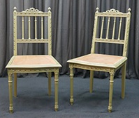 Chaise à colonnettes de style Louis XVI en bois massif sculpté