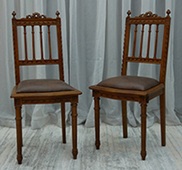 Chaise artisanale à colonnettes style Louis XVI avec garniture traditionnelle