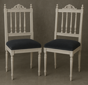 Chaise élégante style Louis XVI à colonnettes pour intérieur classique