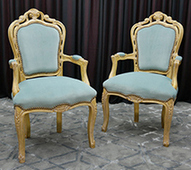 Fauteuil de table baroque avec décor sculpté et accoudoirs Meubles Dobois